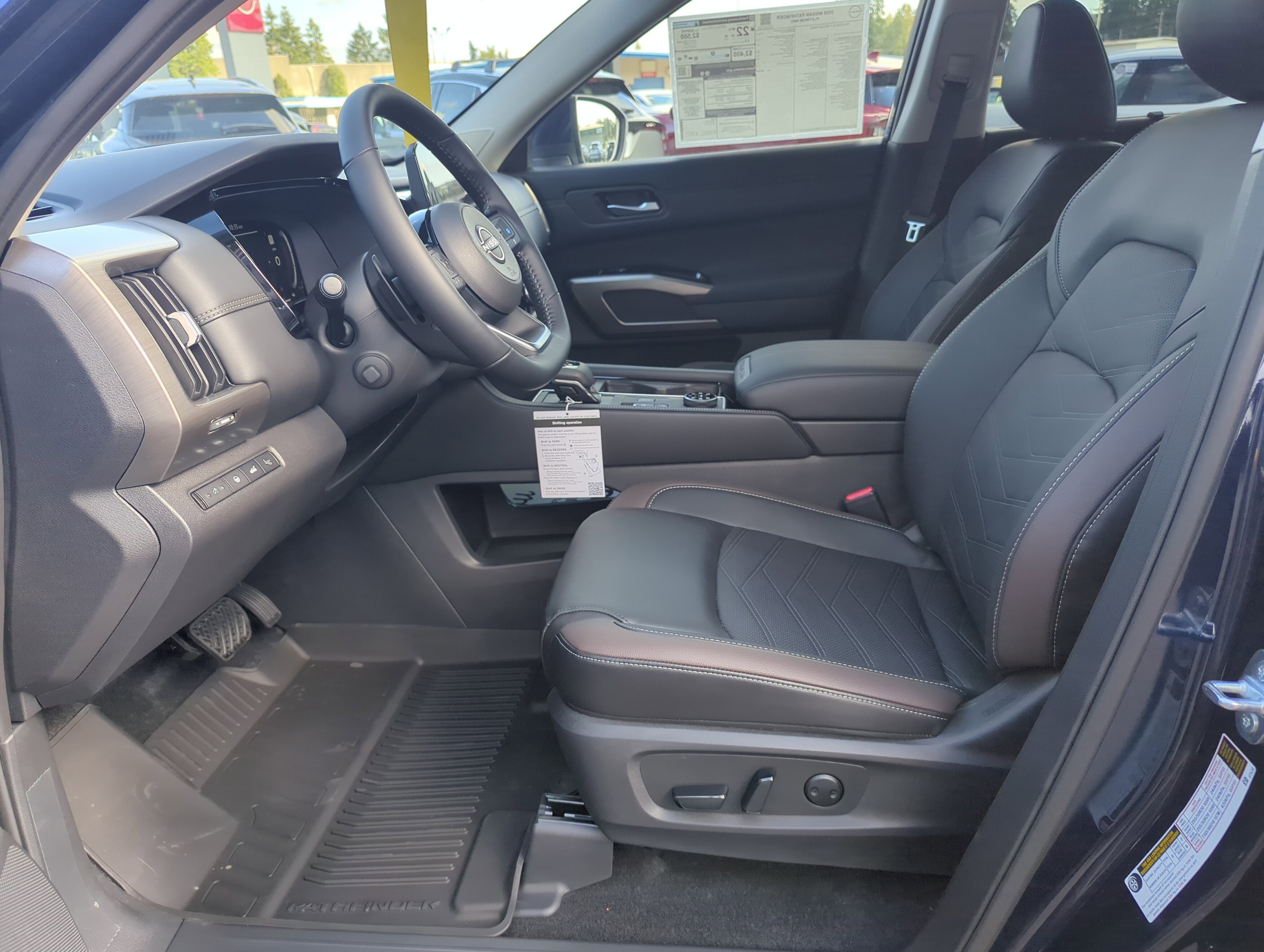 2025 Nissan Pathfinder Platinum photo 4