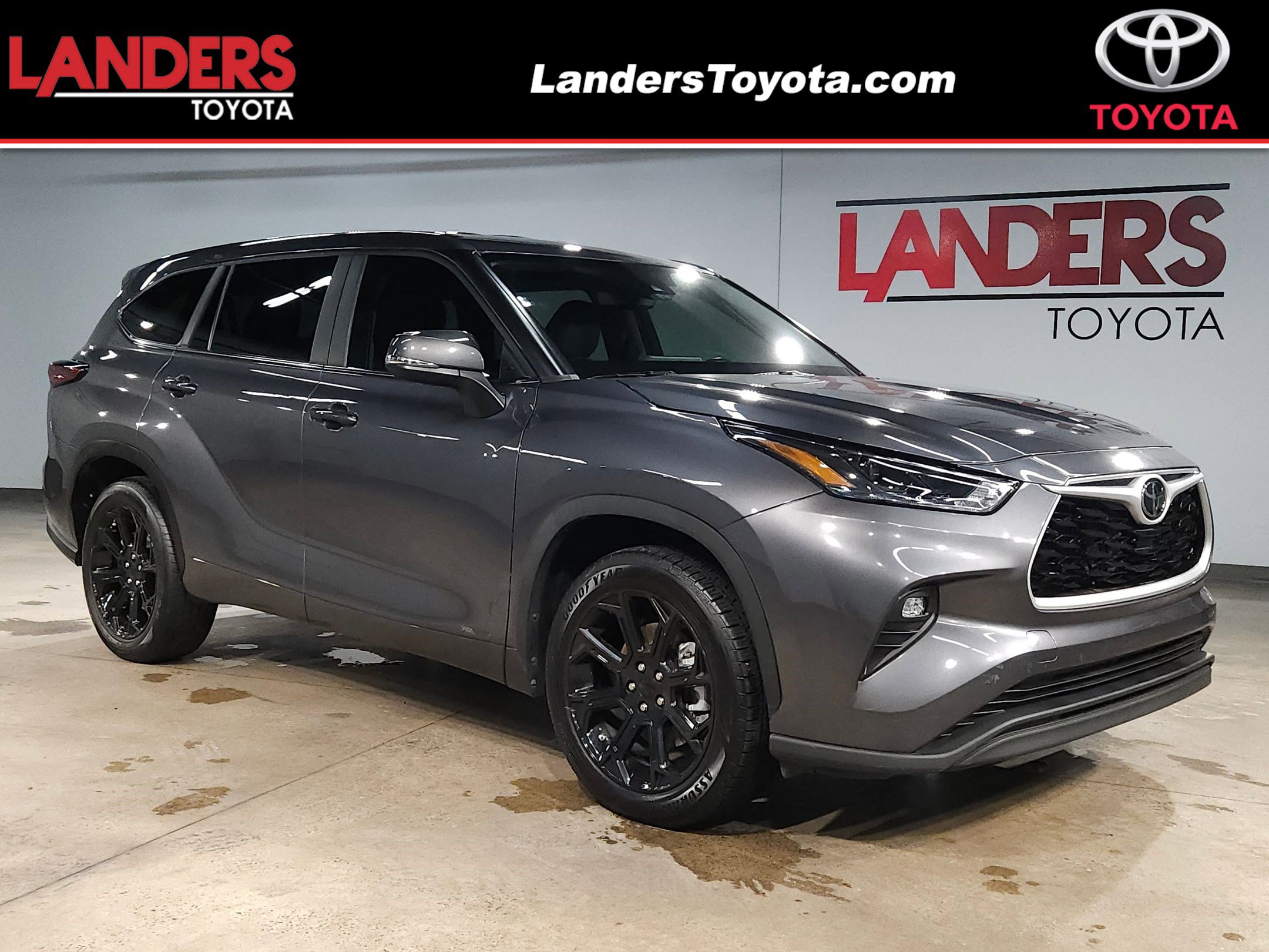 2023 Toyota Highlander LE's photo