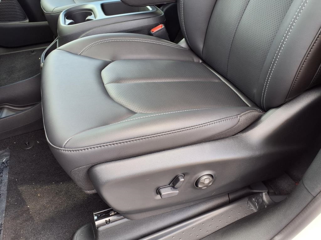 2026 Chrysler Pacifica photo 10