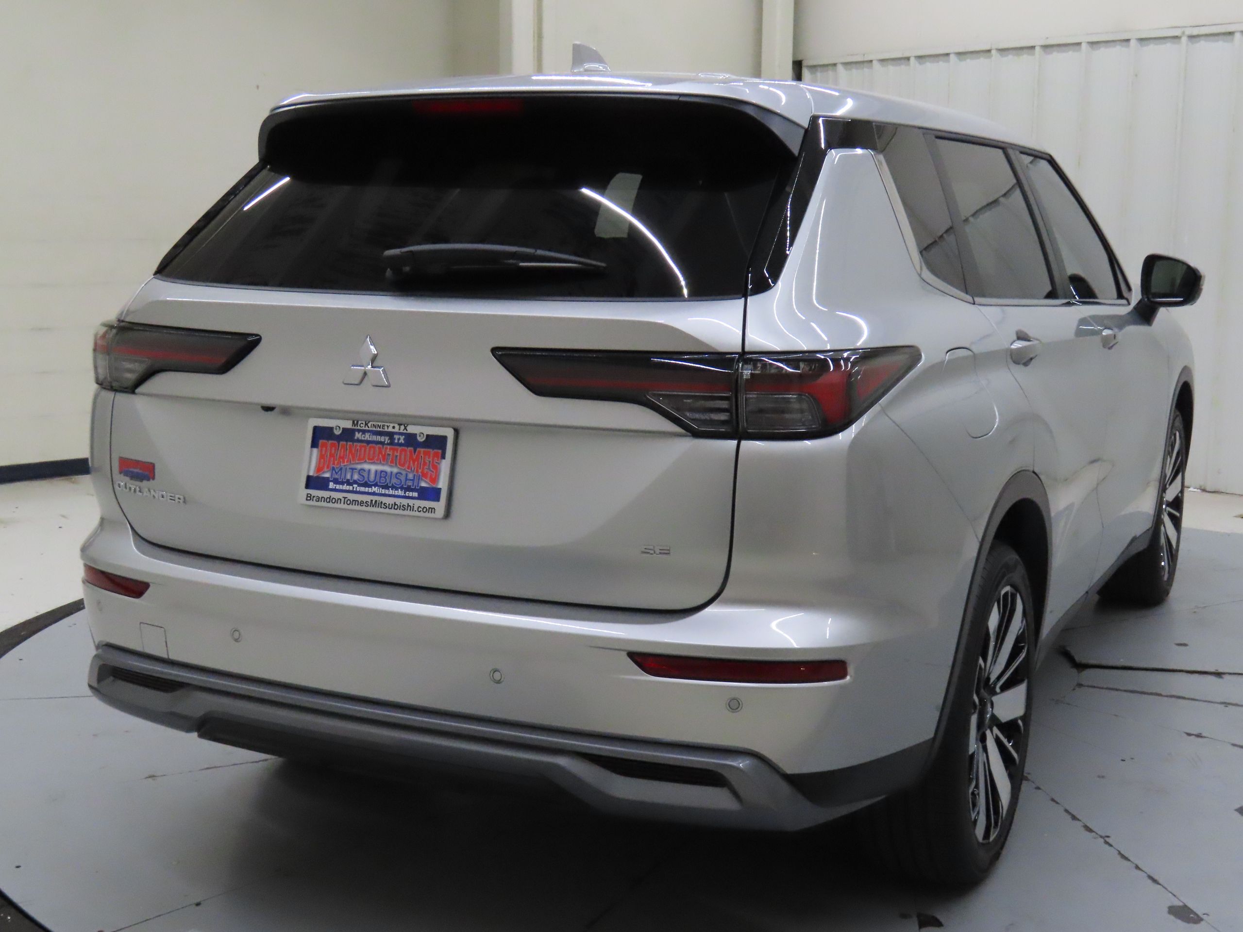 2025 Mitsubishi Outlander SE photo 2