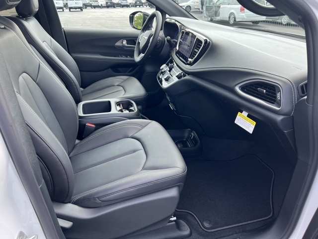 2026 Chrysler Pacifica photo 14