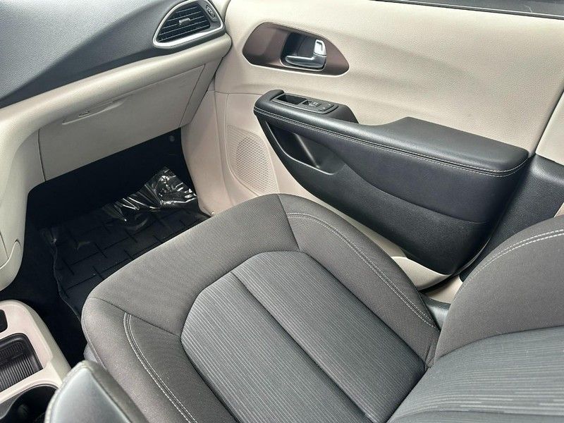 2022 Chrysler Voyager LX photo 14