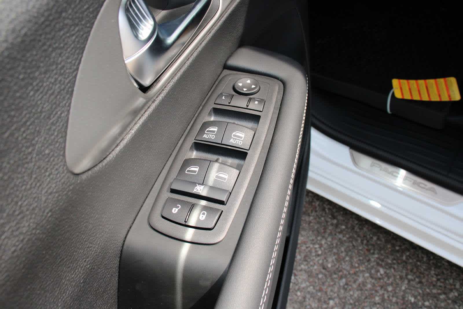 2025 Chrysler Voyager LX photo 9