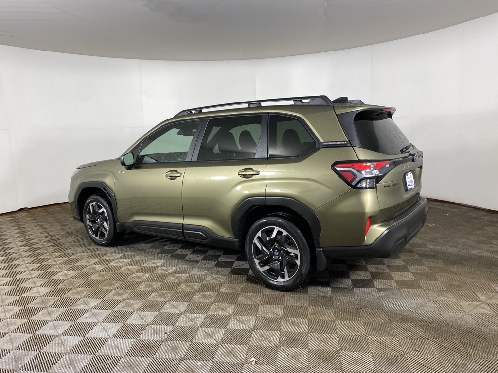 2025 Subaru Forester Premium photo 3