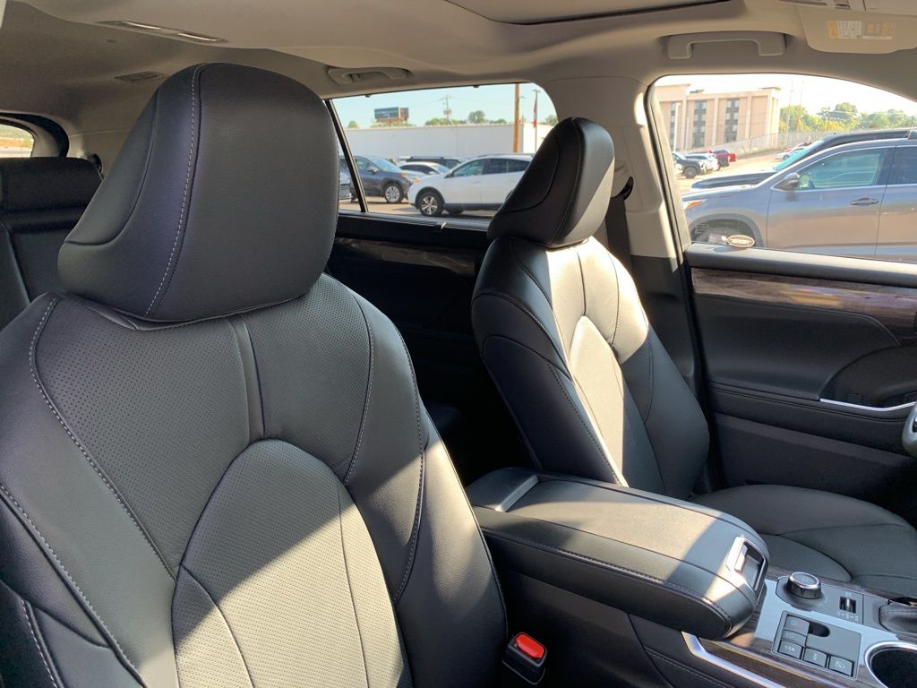 2025 Toyota Highlander Limited photo 17
