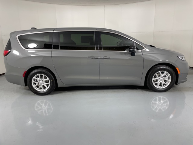 2025 Chrysler Pacifica photo 9