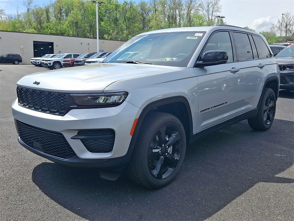 2025 Jeep Grand Cherokee Altitude photo 3