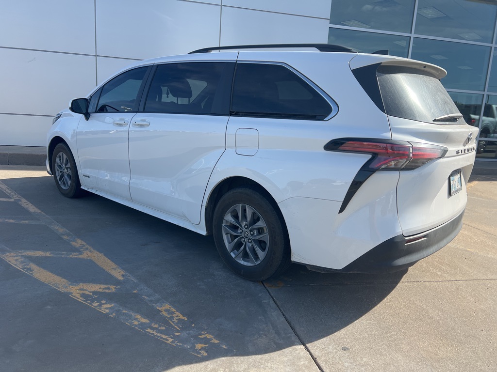 2021 Toyota Sienna LE photo 4