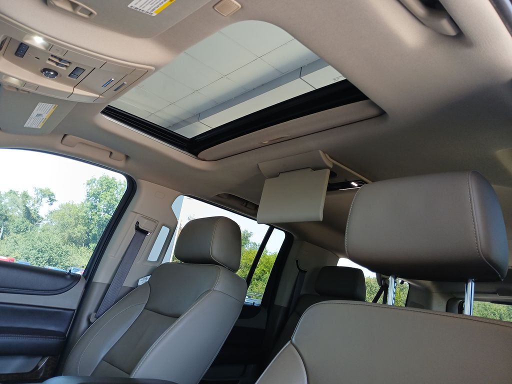 2018 Chevrolet Suburban LT photo 19