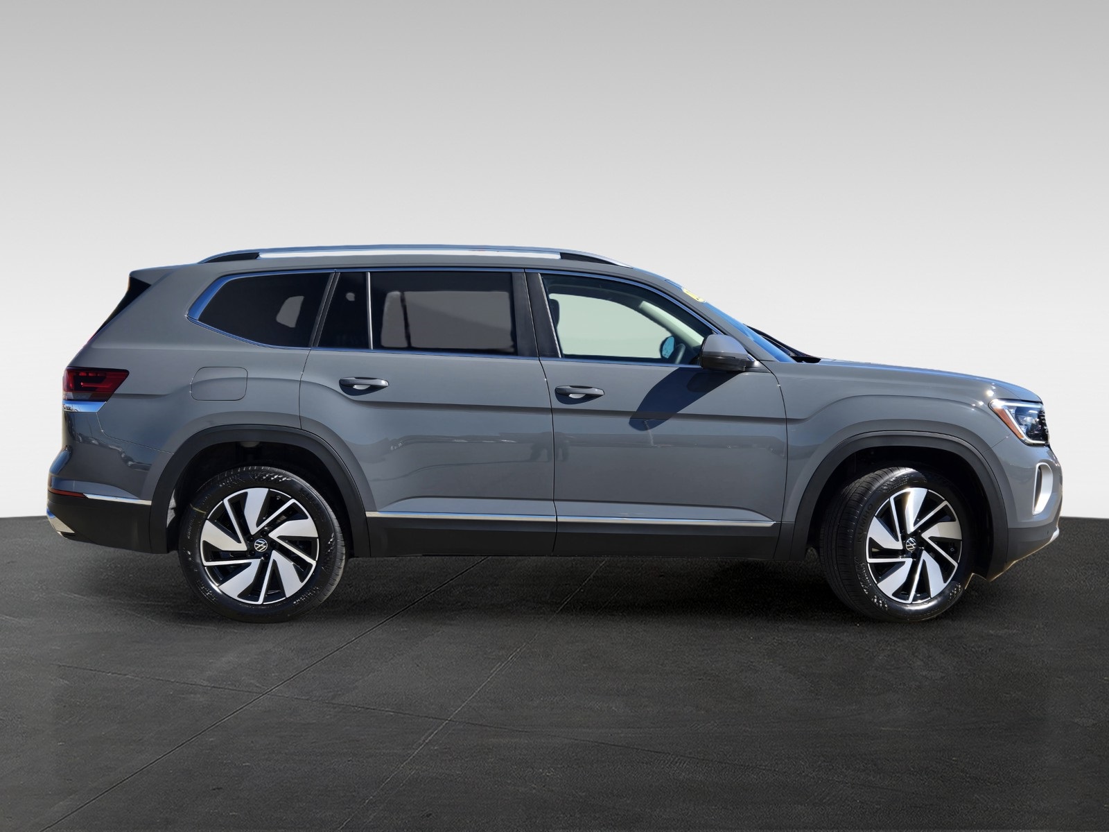 2025 Volkswagen Atlas SEL photo 4