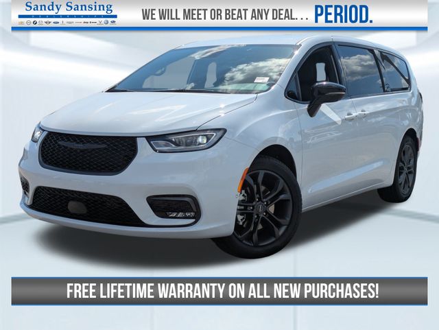 2026 Chrysler Pacifica Select's photo