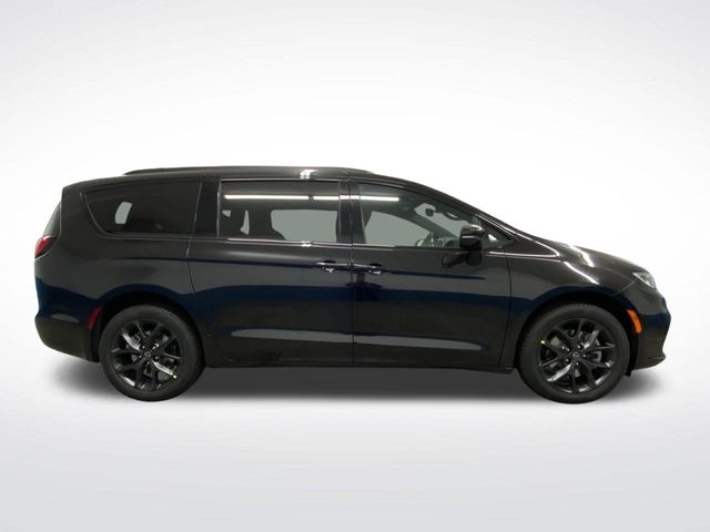 2026 Chrysler Pacifica photo 2