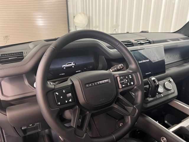 2025 Land Rover Defender 110 photo 12