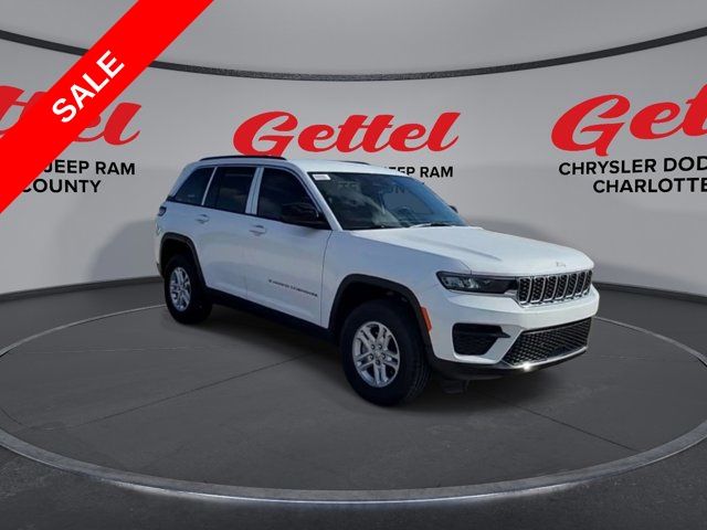 2025 Jeep Grand Cherokee Laredo photo 2