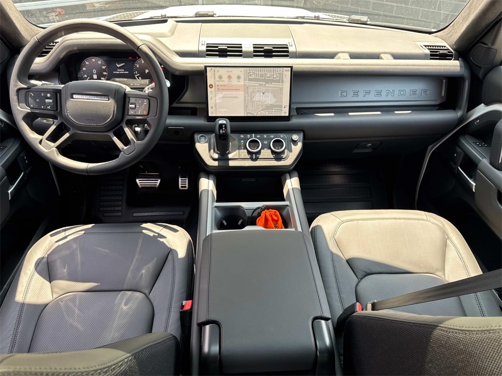 2025 Land Rover Defender 110 V8 photo 12