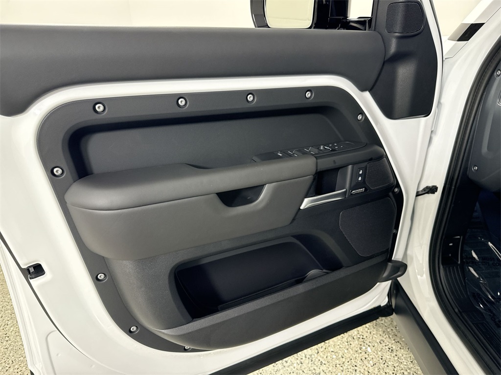 2025 Land Rover Defender 110 X-Dynamic SE photo 12