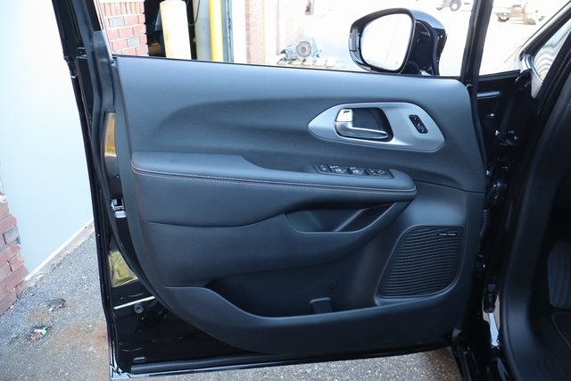 2026 Chrysler Pacifica Limited photo 6