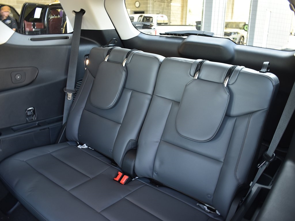 2025 Ford Explorer photo 7