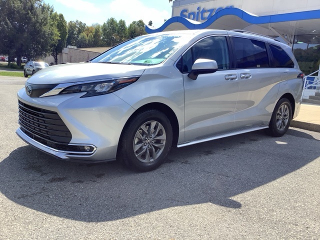 2024 Toyota Sienna XLE photo 2