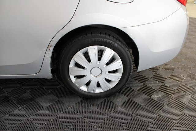 2019 Toyota Corolla LE photo 8