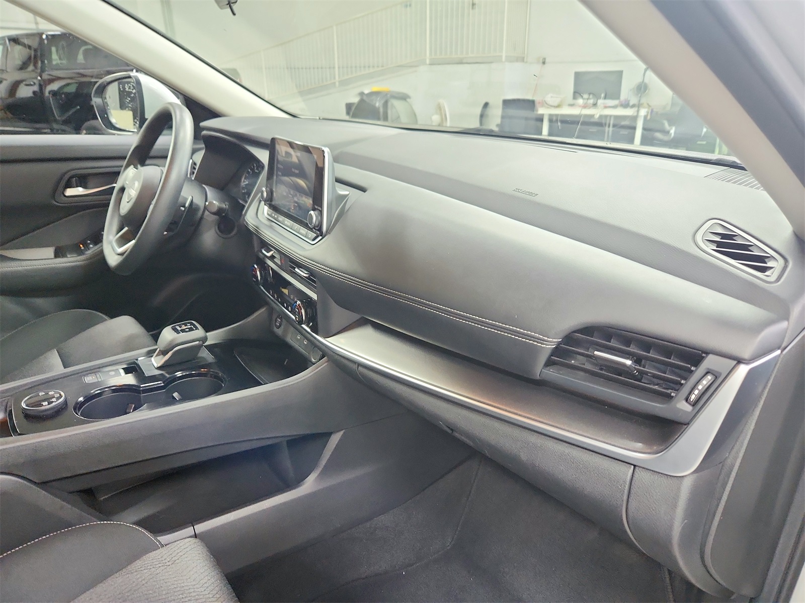 2024 Nissan Rogue SV photo 32