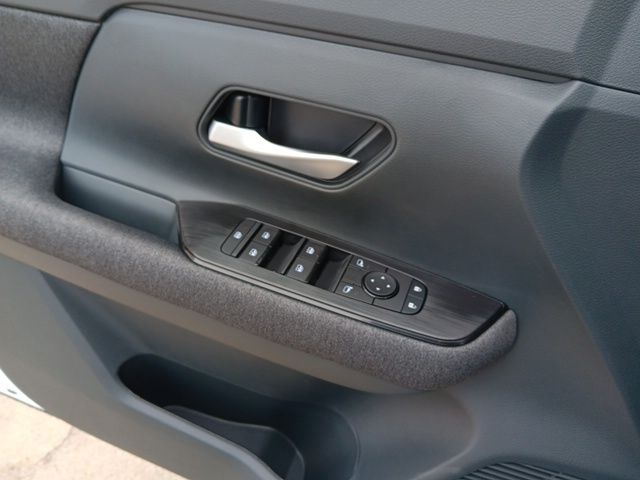 2026 Nissan Kicks SV photo 12