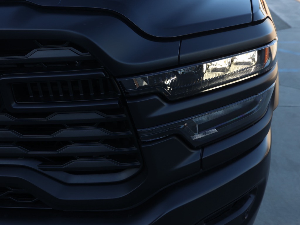 New 2026 Diamond Black Crystal Pearl-Coat Exterior Paint RAM Tradesman image 9