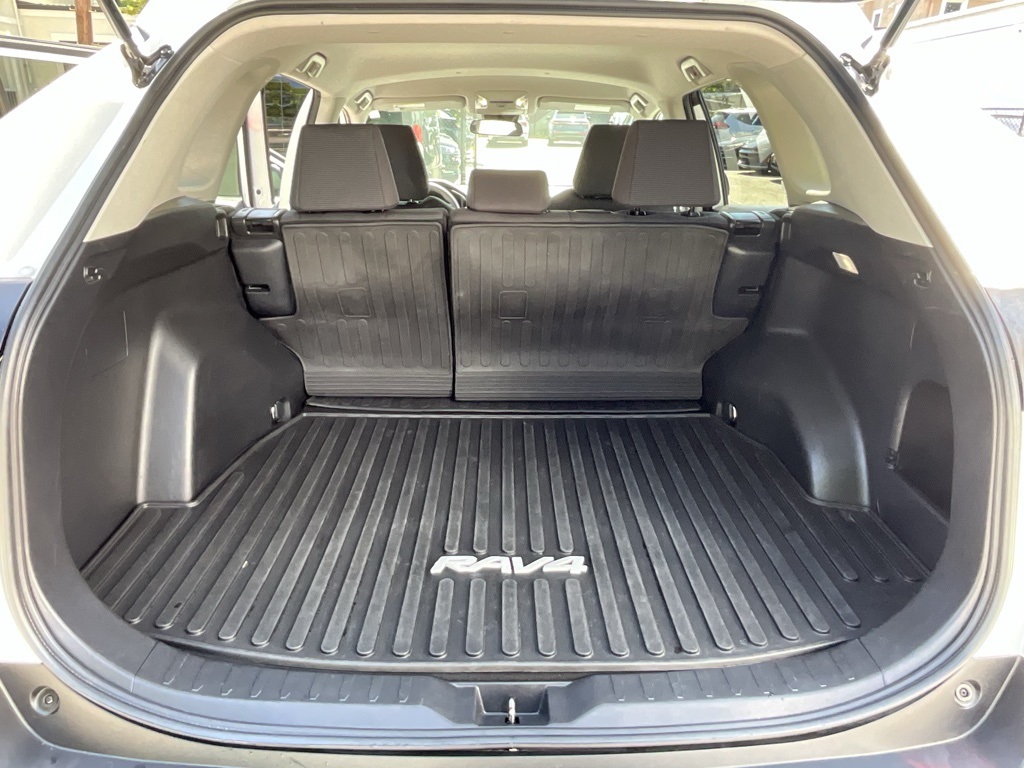 2022 Toyota RAV4 LE photo 23