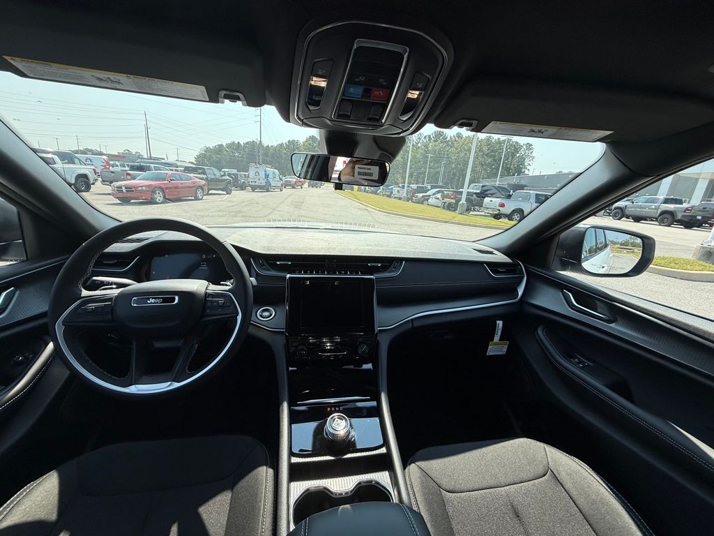 2025 Jeep Grand Cherokee Laredo X photo 12