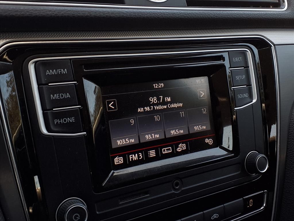 2016 Volkswagen Passat R-Line photo 5