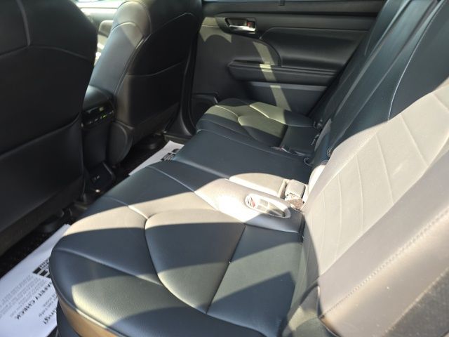 2021 Toyota Highlander XLE photo 24