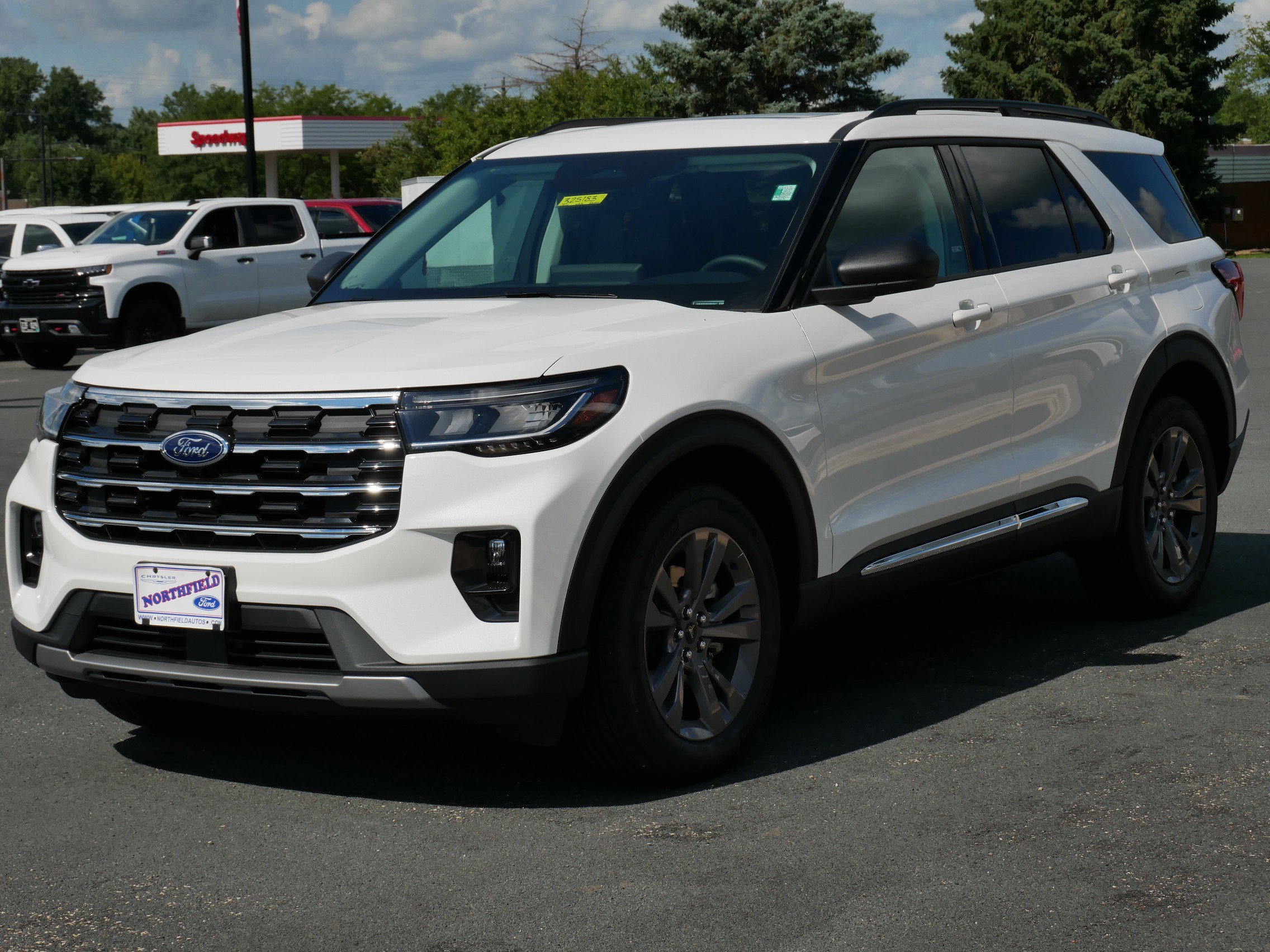 2025 Ford Explorer photo 2