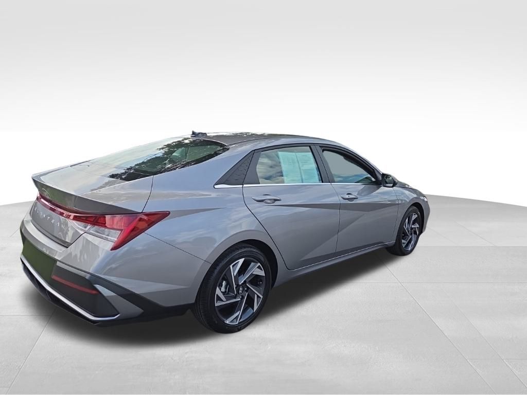 2024 Hyundai Elantra SEL Convenience photo 3