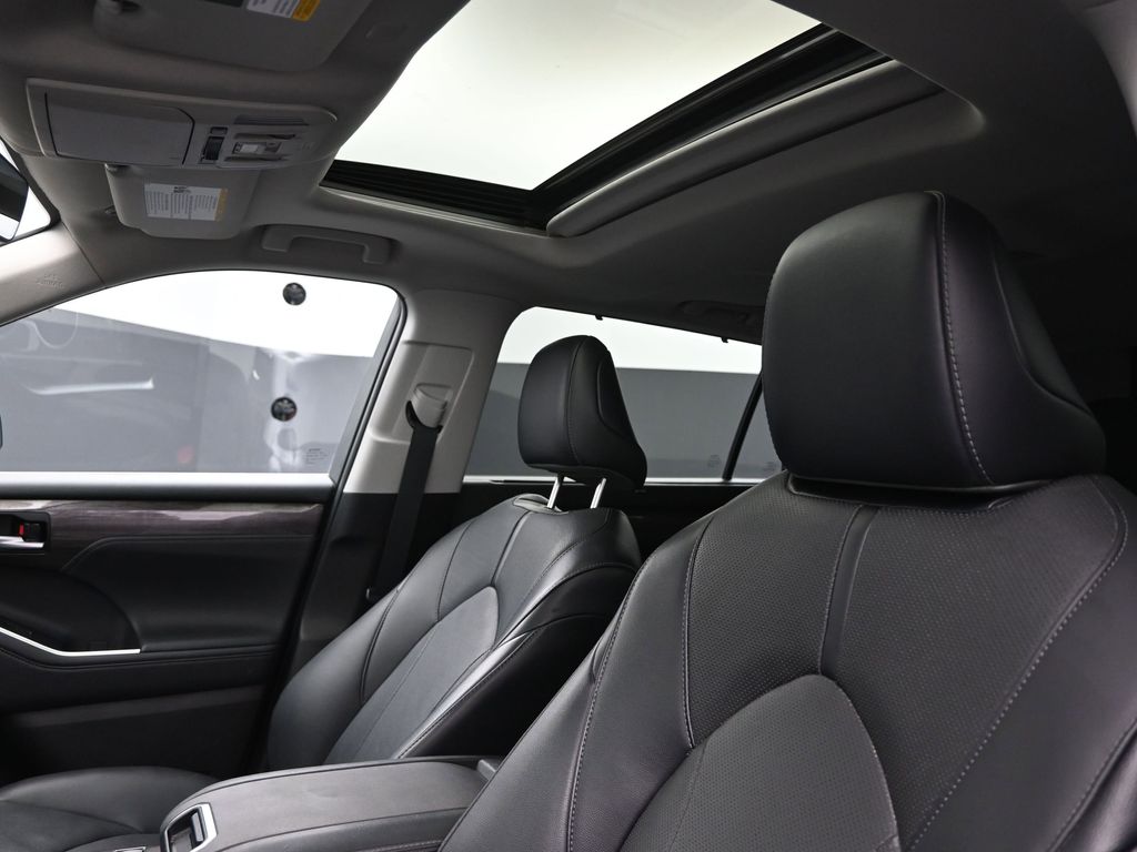 2022 Toyota Highlander Hybrid Limited photo 19