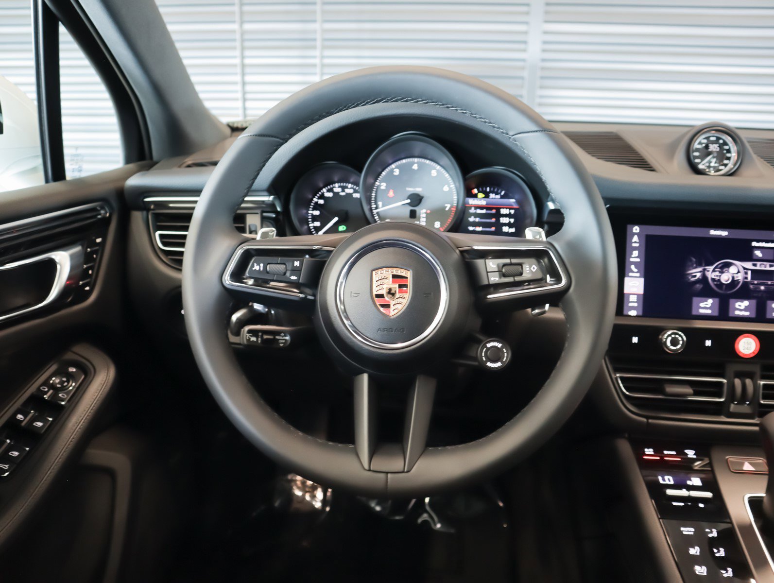 2025 Porsche Macan S photo 14