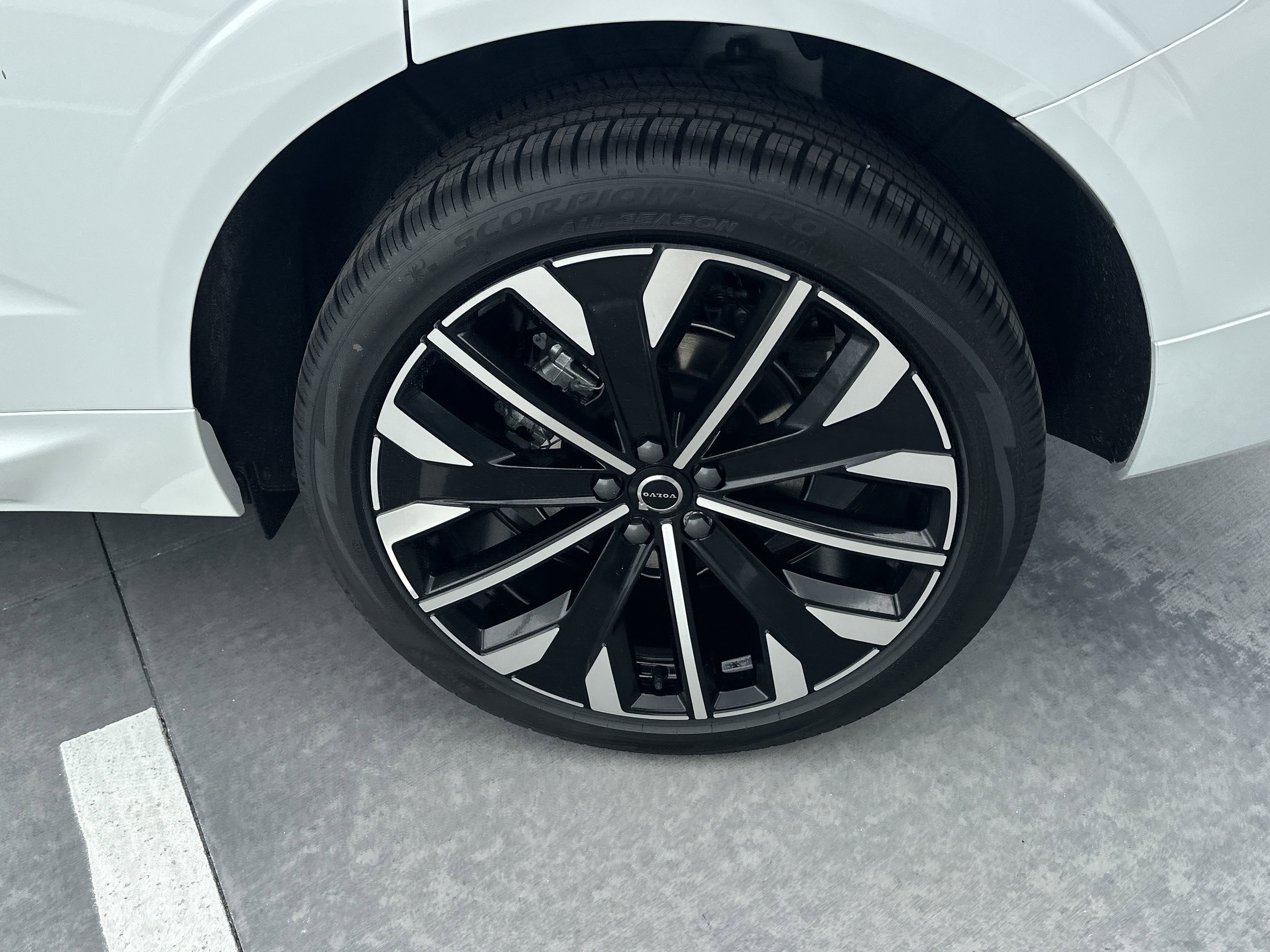2026 Volvo XC60 B5 photo 8