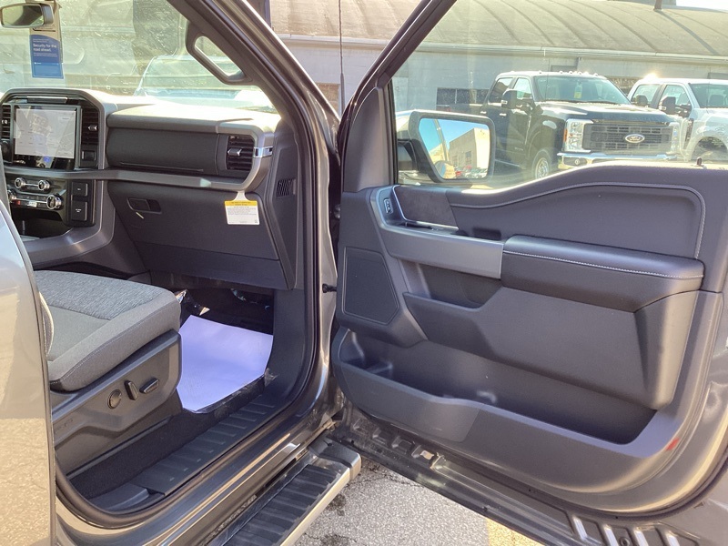 2025 Ford F-150 XLT photo 16