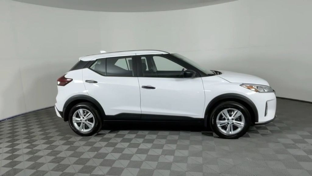 2025 Nissan Kicks Play S photo 3