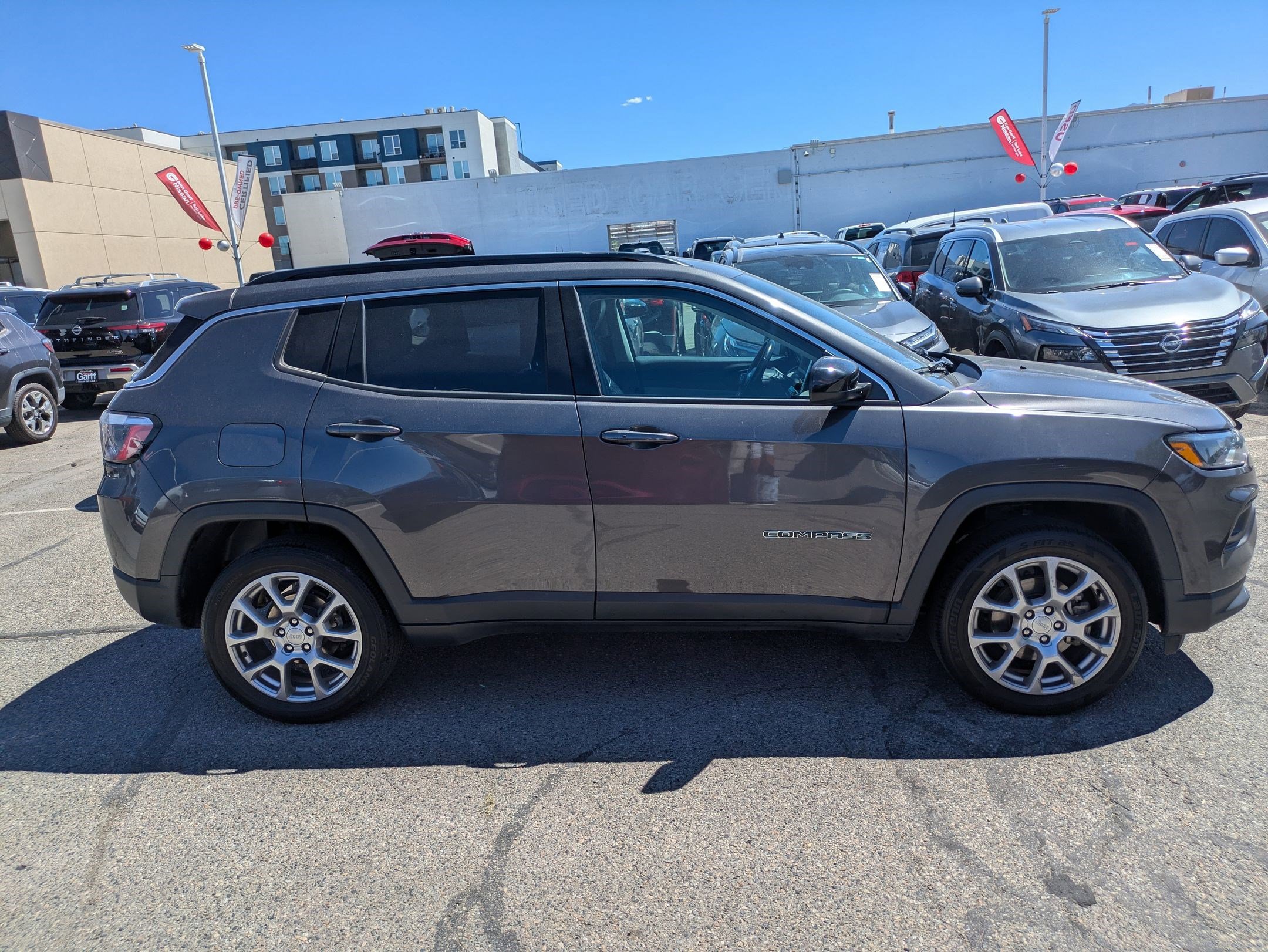 2022 Jeep Compass Latitude Lux photo 2