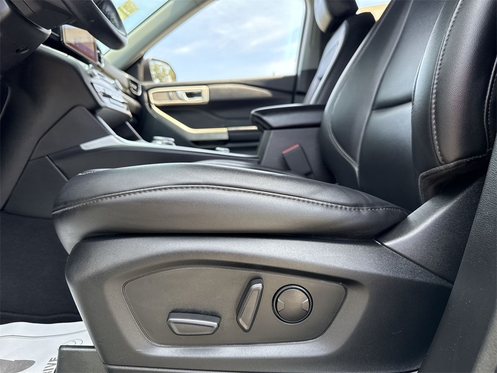 2023 Ford Explorer XLT photo 9