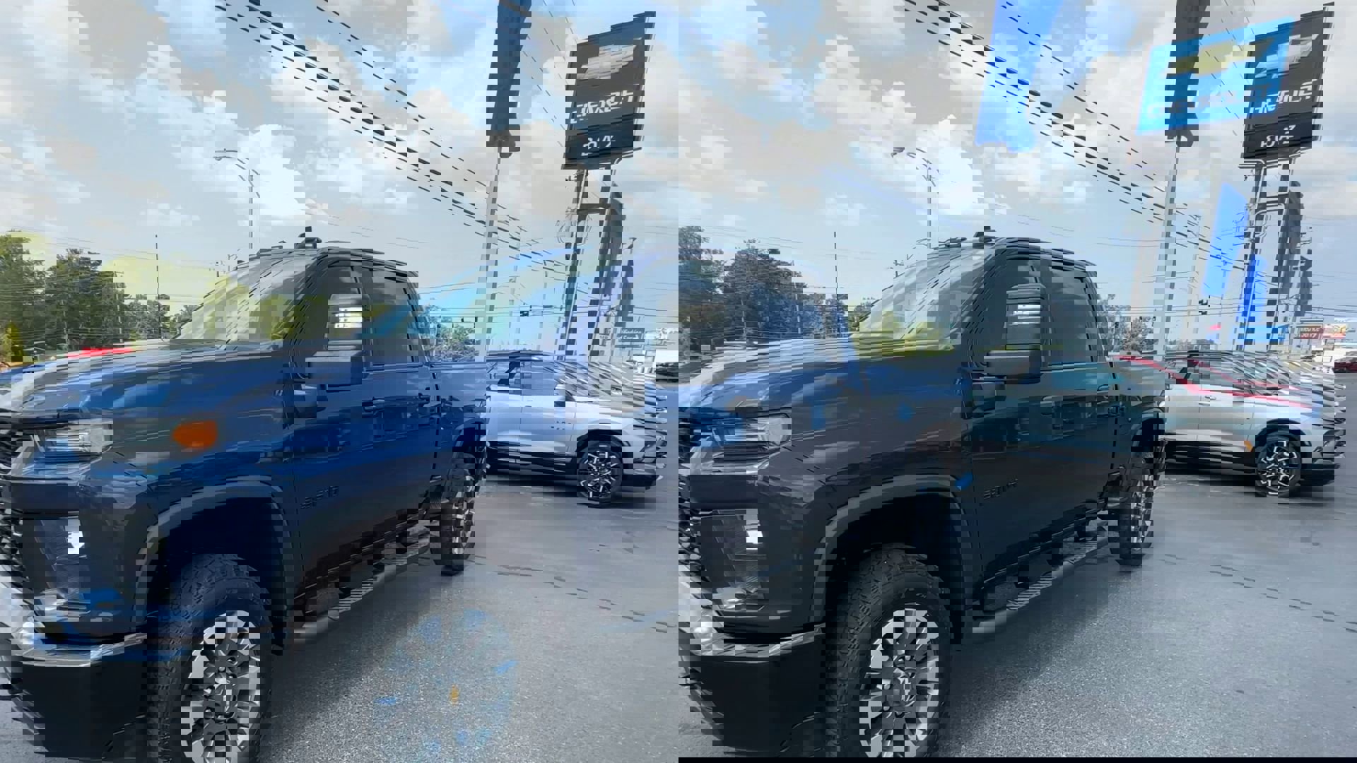 2023 Chevrolet Silverado 2500HD Custom photo 3