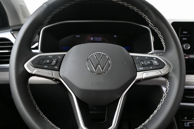2025 Volkswagen Taos SE photo 8
