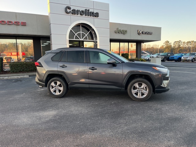 2022 Toyota RAV4 XLE photo 2