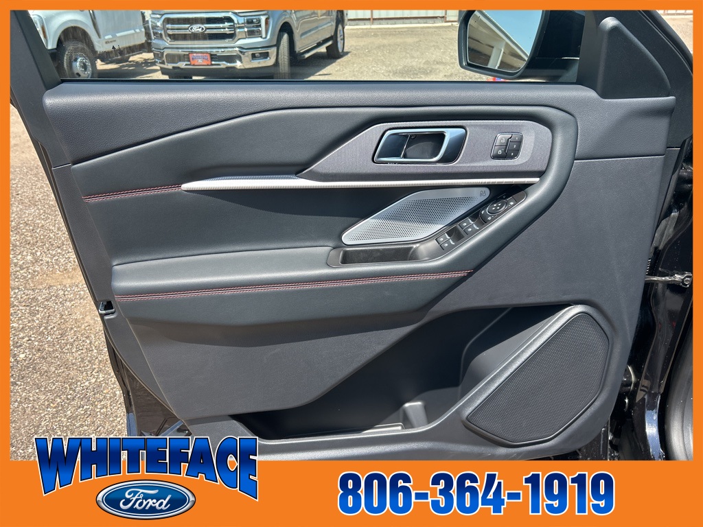 2025 Ford Explorer ST photo 4