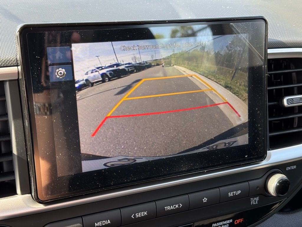 2025 Hyundai Venue SE photo 3