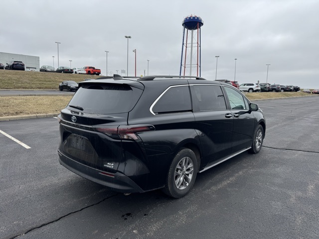 2023 Toyota Sienna XLE photo 2