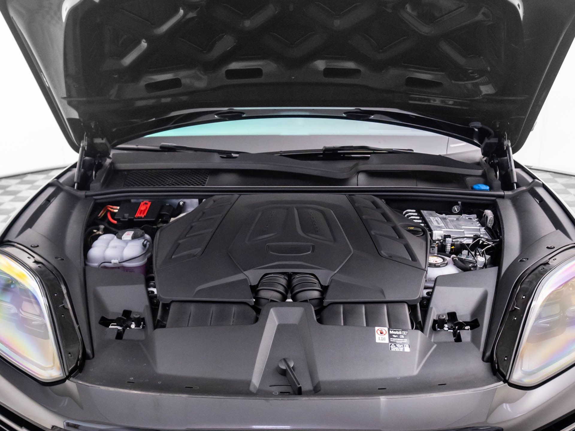 2025 Porsche Cayenne E-Hybrid Turbo photo 26