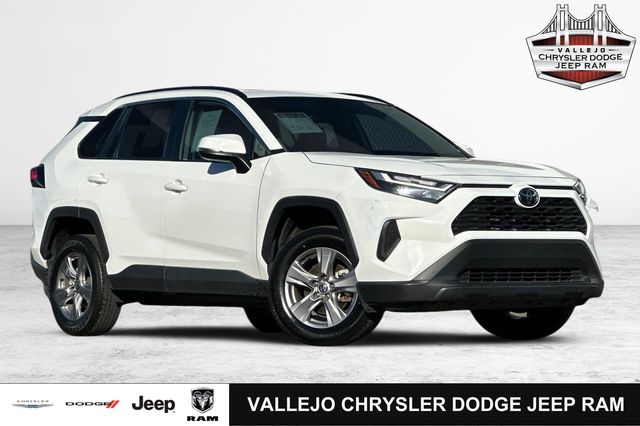 2023 Toyota RAV4 XLE's photo