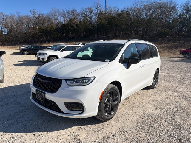 2026 Chrysler Pacifica Select's photo