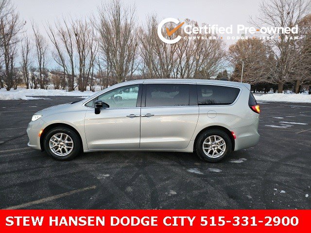 2024 Chrysler Pacifica Touring L's photo